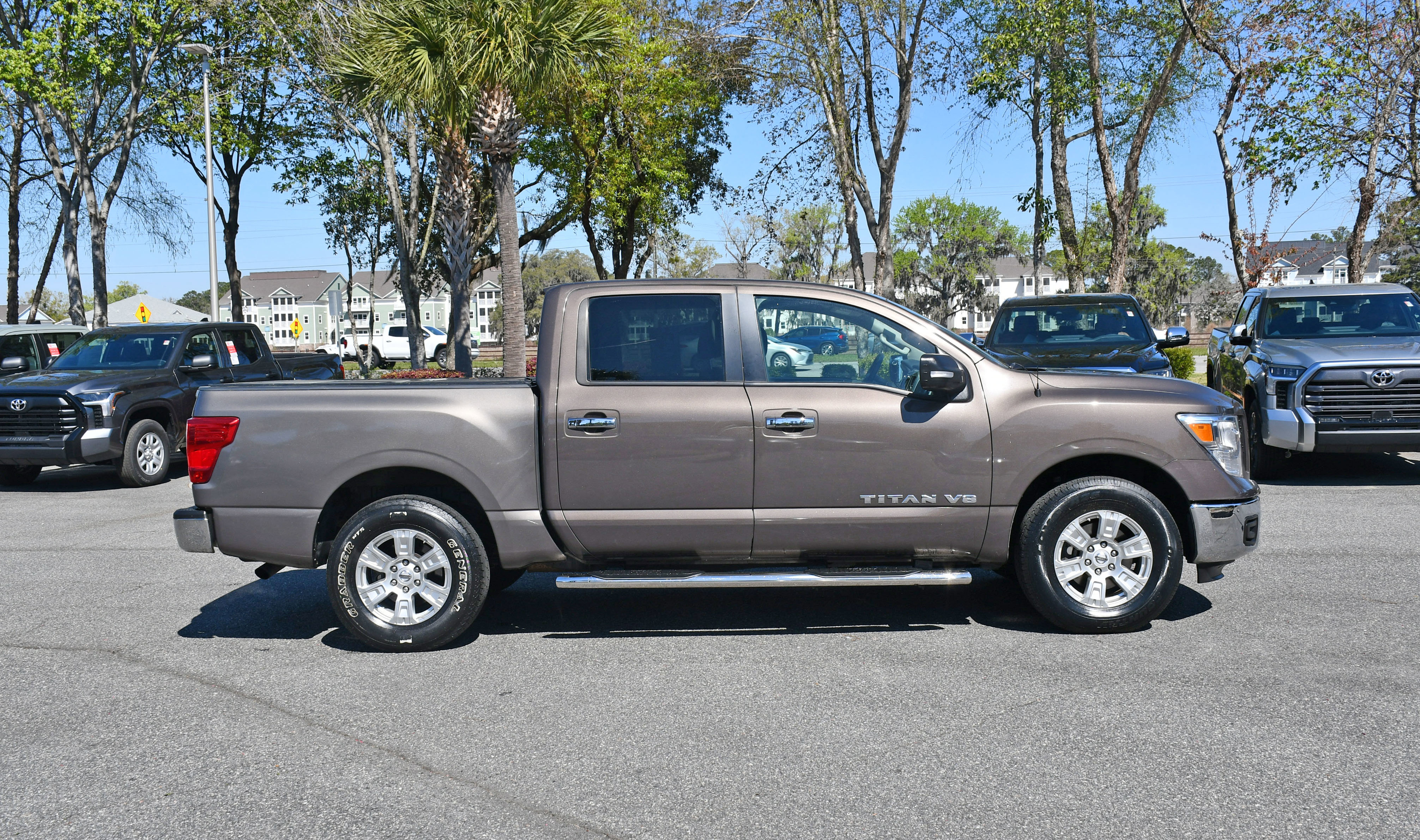 Used 2019 Nissan Titan SV image 5