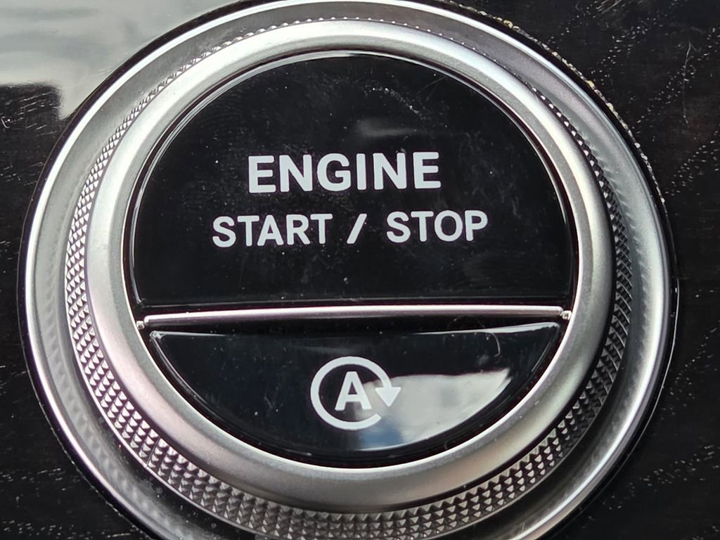 Used 2025 Mercedes-Benz GLC 300 4MATIC image 39