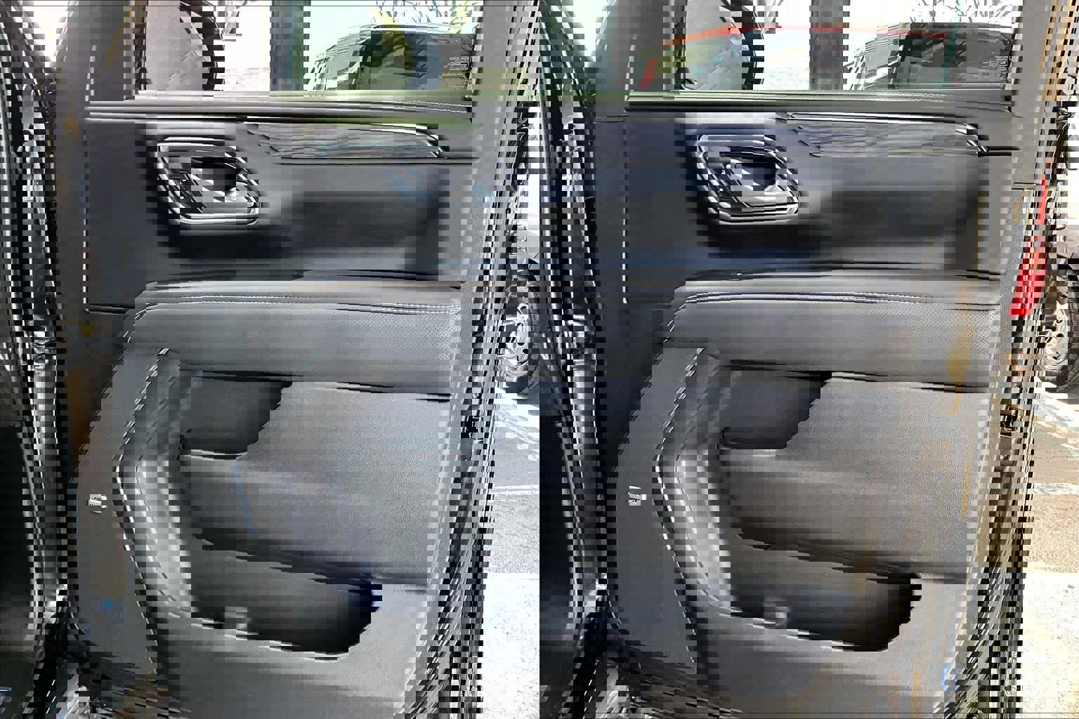 Used 2022 GMC Yukon SLT w/ SLT Premium Package image 23