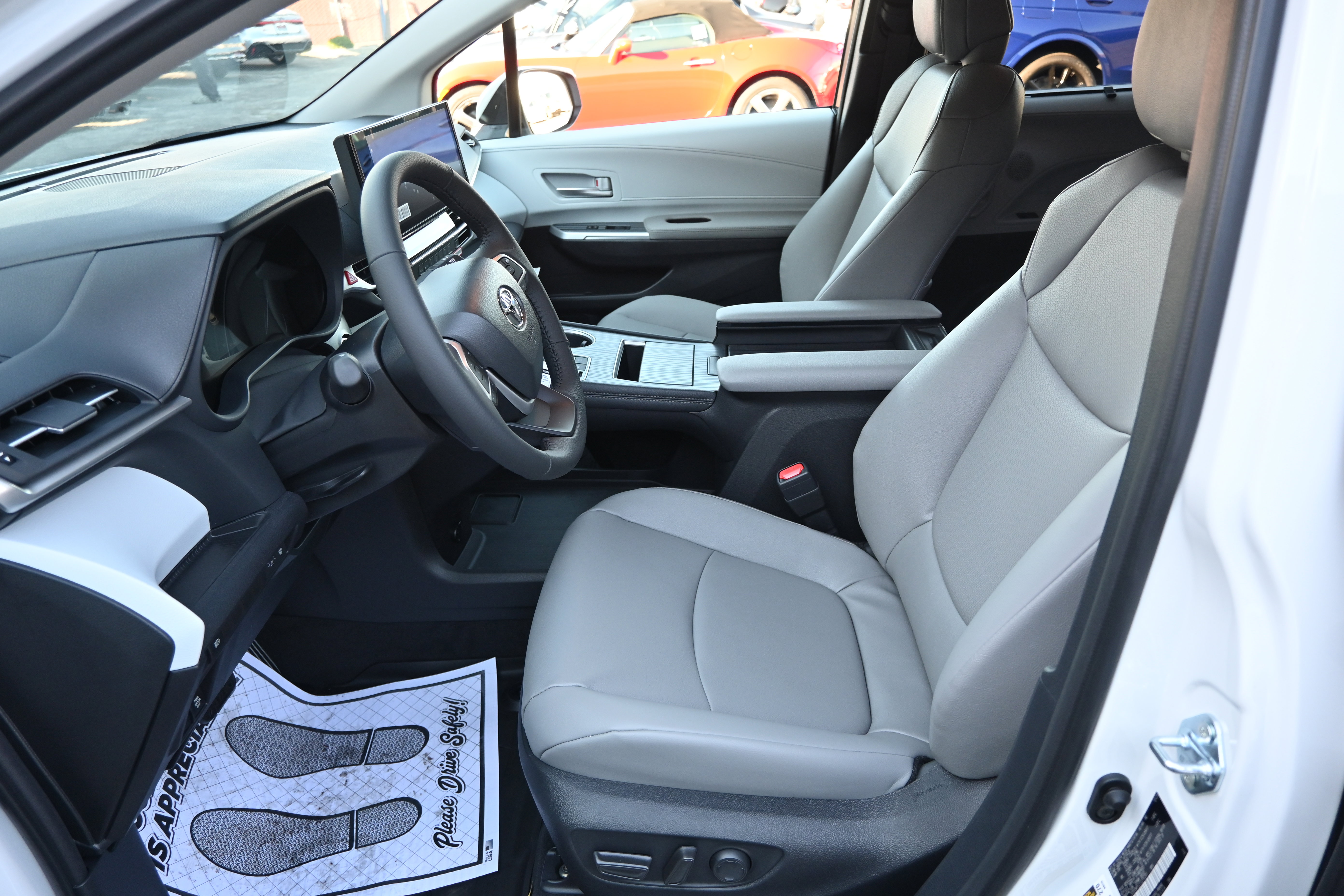 Used 2026 Toyota Sienna XLE image 20