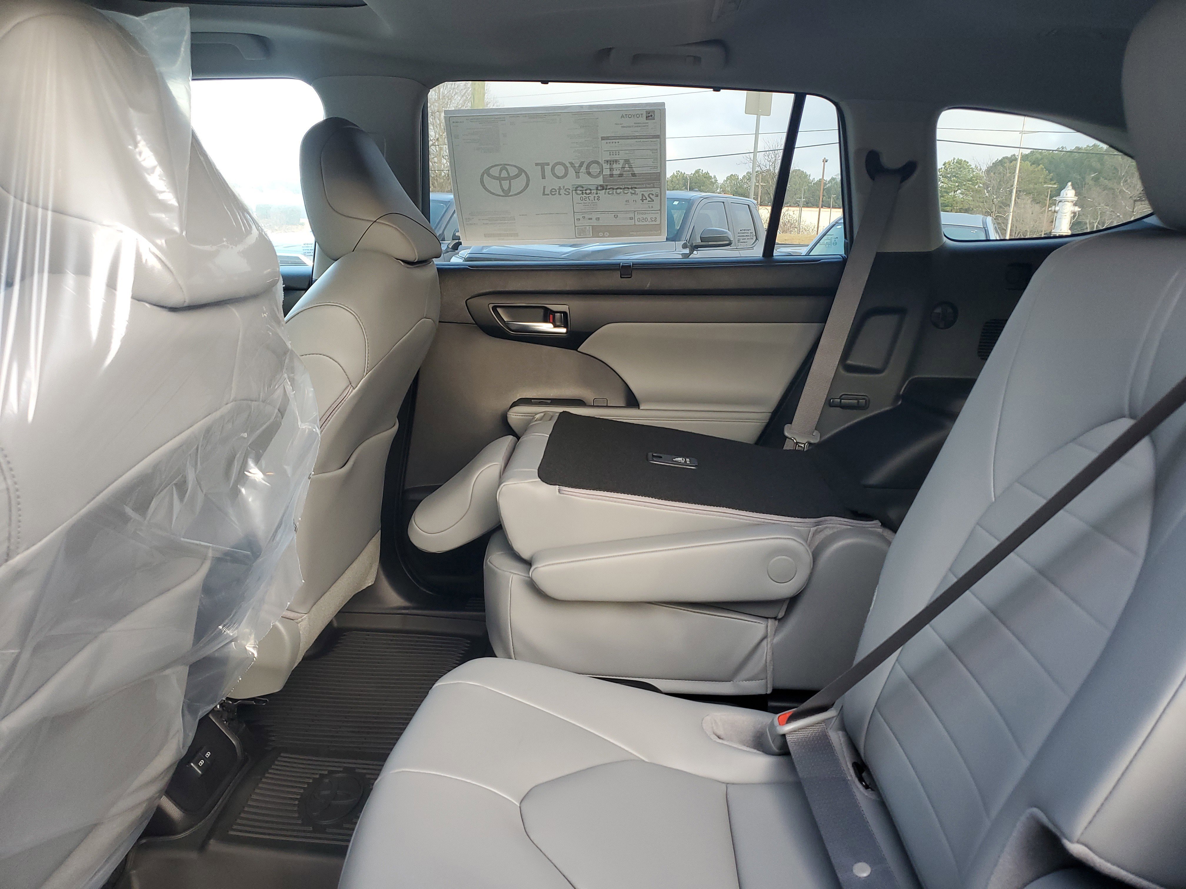 New 2026 Toyota Highlander XLE image 12