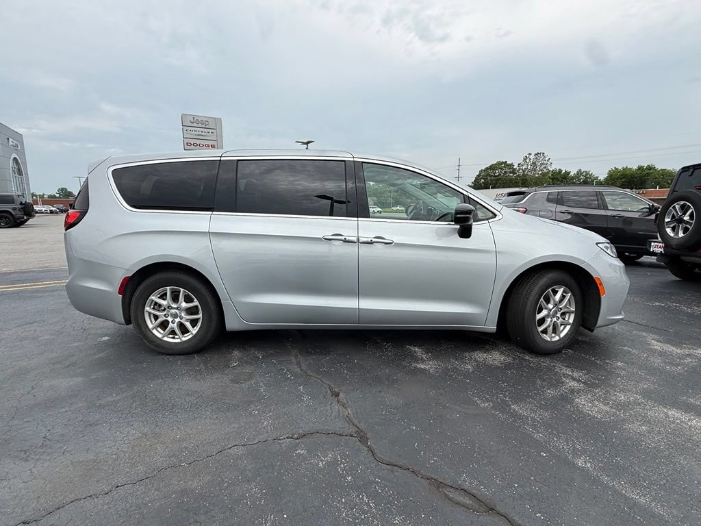 Used 2024 Chrysler Pacifica Touring-L FWD image 9