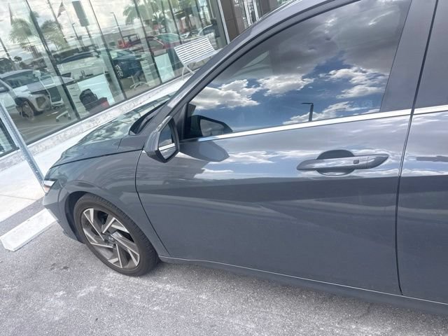 Used 2025 Hyundai Elantra SEL FWD image 9