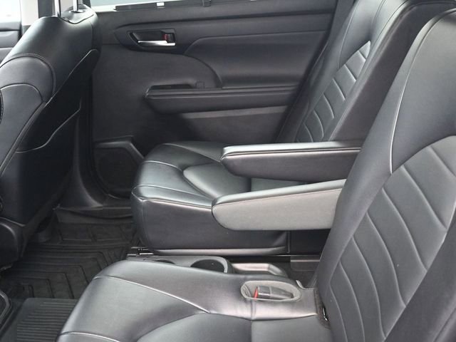 Used 2022 Toyota Highlander XLE image 29
