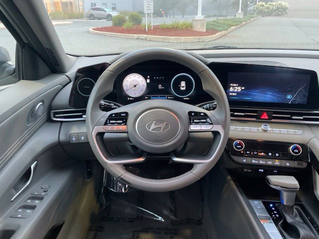 Used 2025 Hyundai Elantra SEL FWD image 15