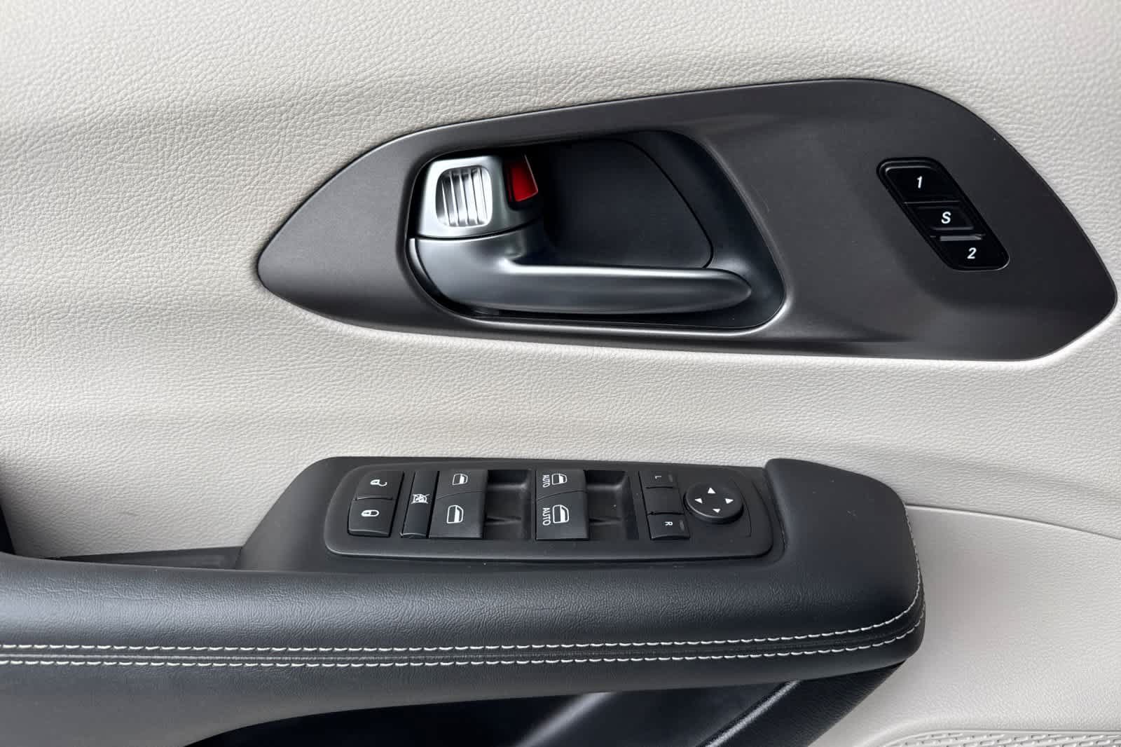 Used 2024 Chrysler Pacifica Touring-L FWD image 12