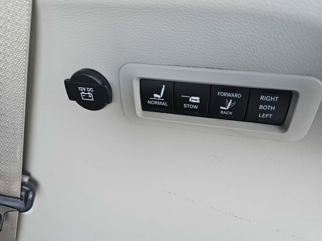 Used 2023 Chrysler Pacifica Limited w/ Uconnect Theater Family Group image 21