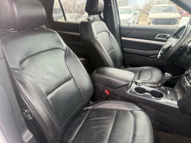 Used 2017 Ford Explorer XLT w/ Equipment Group 202A image 7