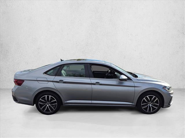Used 2025 Volkswagen Jetta SE FWD image 4