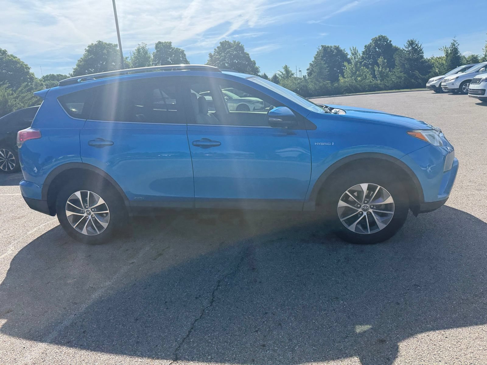 Used 2018 Toyota RAV4 LE AWD/4WD image 4