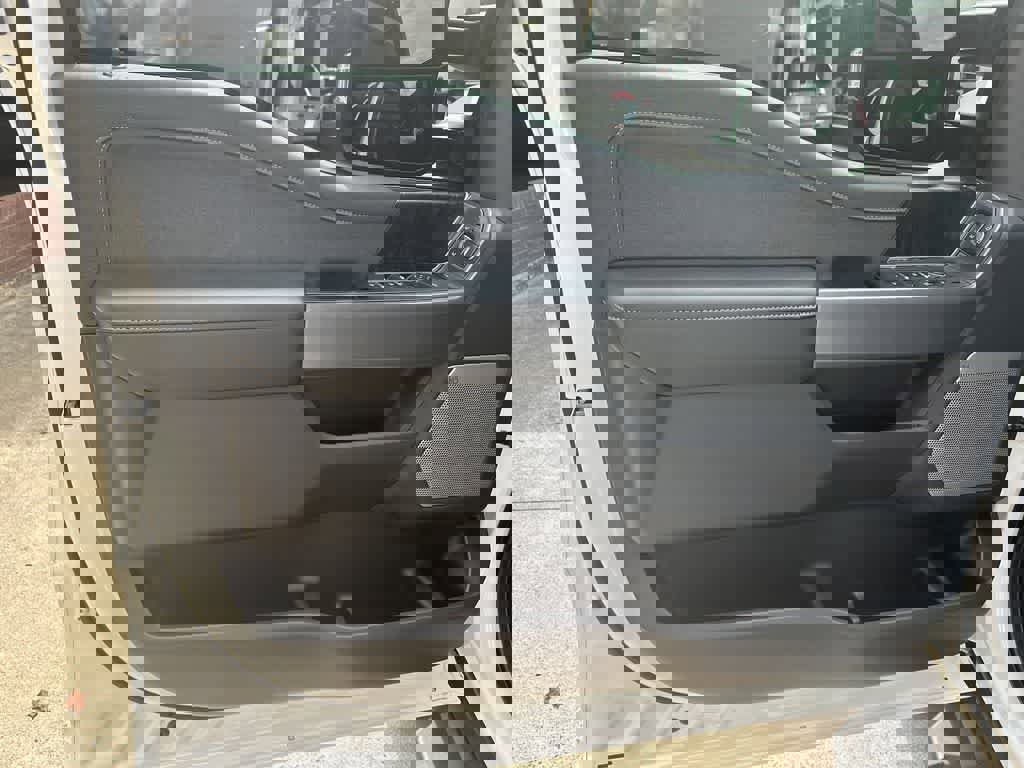 Used 2024 Ford F250 Lariat w/ Black Appearance Package image 19