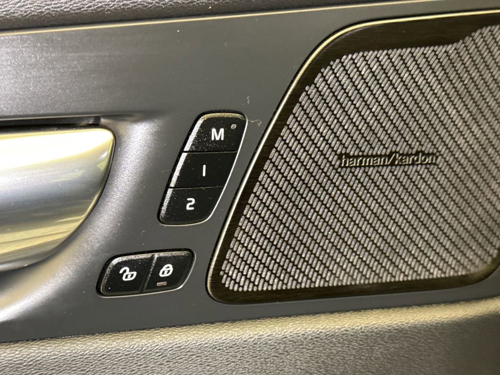 Used 2022 Volvo XC60 B5 R-Design w/ Protection Package Premier image 20