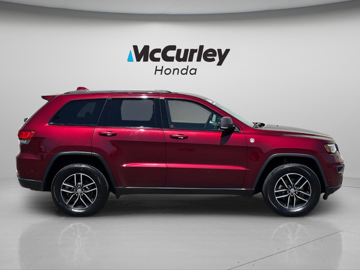 Used 2017 Jeep Grand Cherokee Trailhawk w/ Trailhawk Luxury Group AWD/4WD image 2