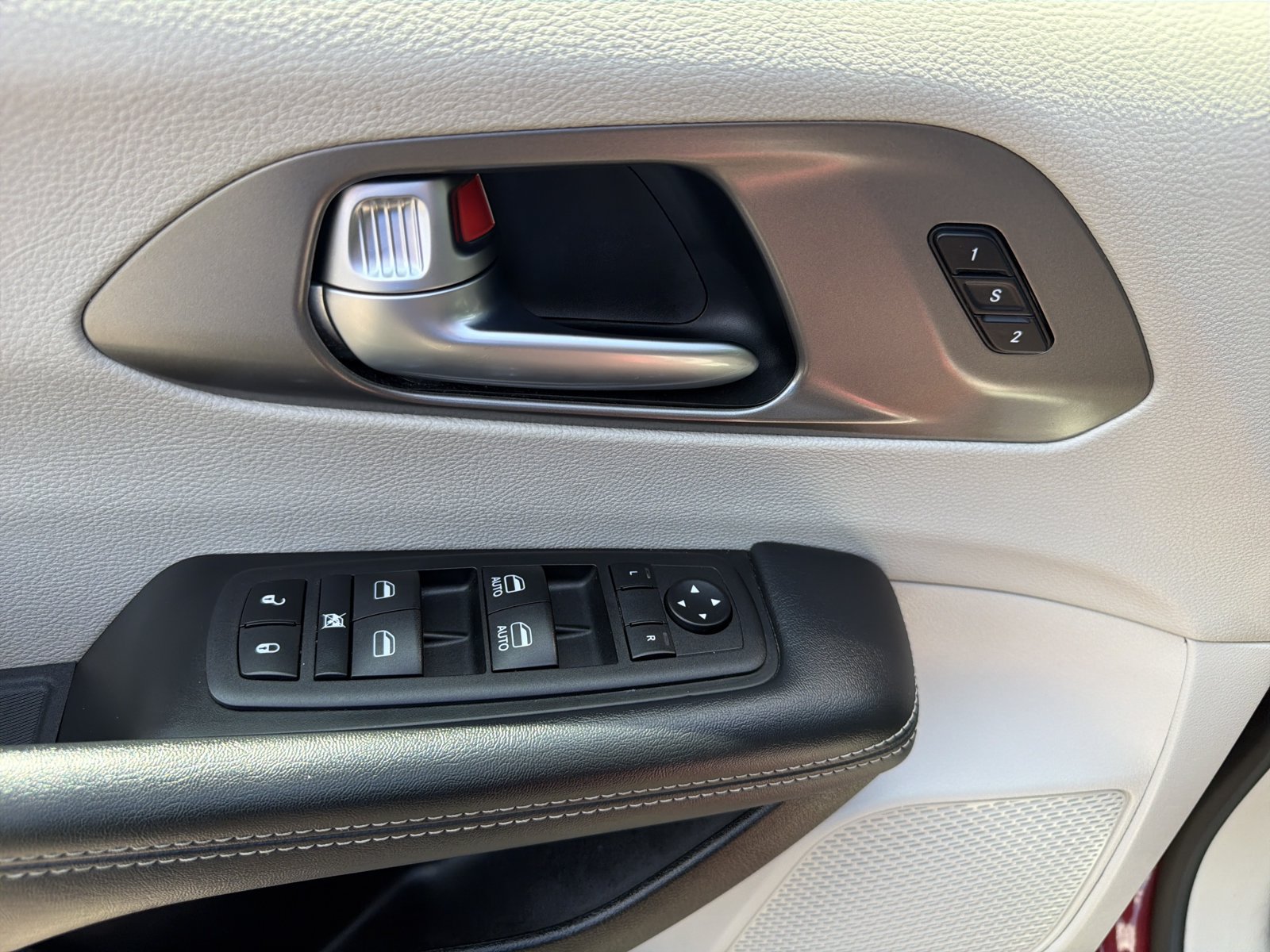 Used 2023 Chrysler Pacifica Touring-L FWD image 16