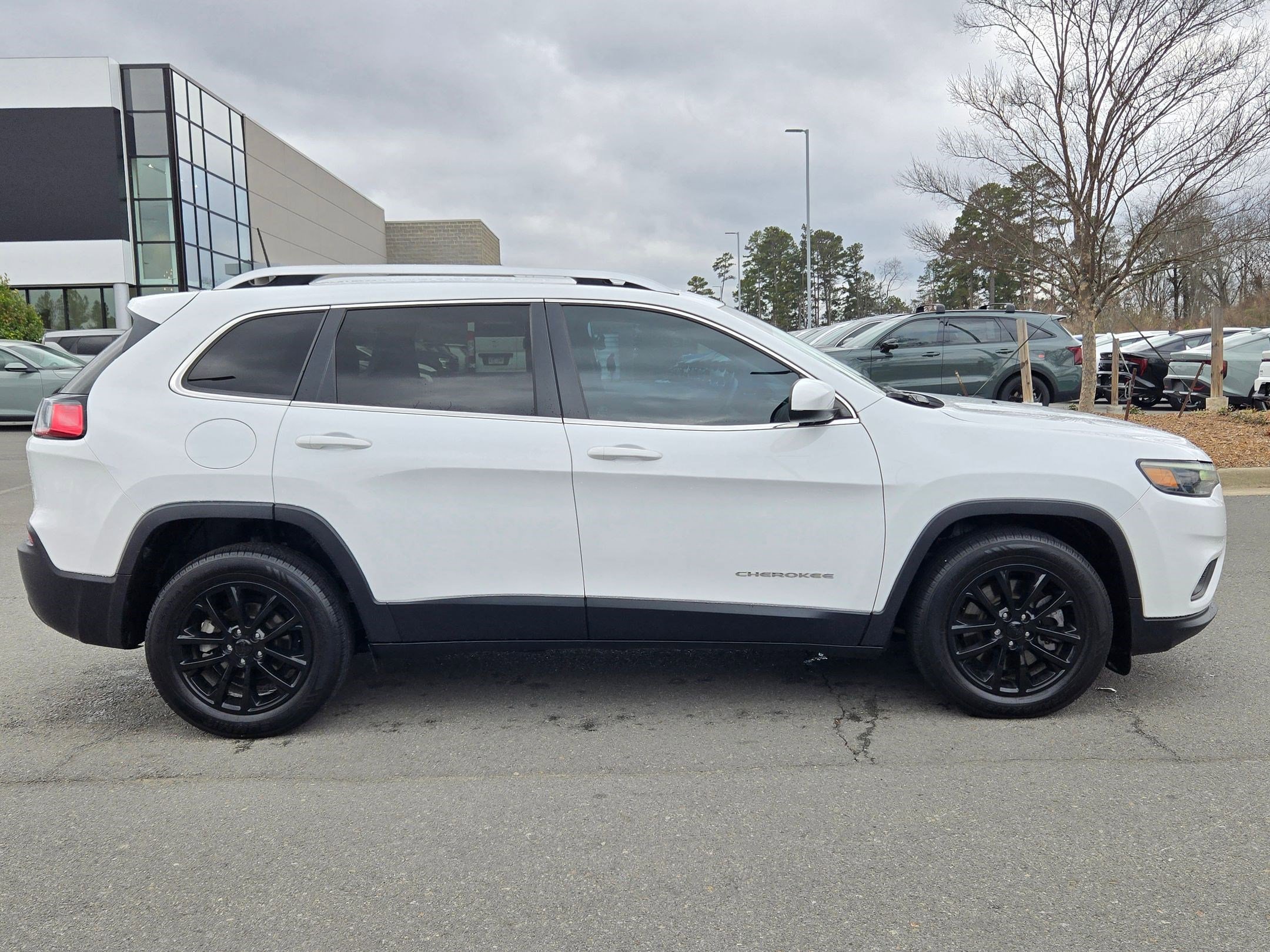 Used 2019 Jeep Cherokee Latitude w/ Popular Appearance Group image 8
