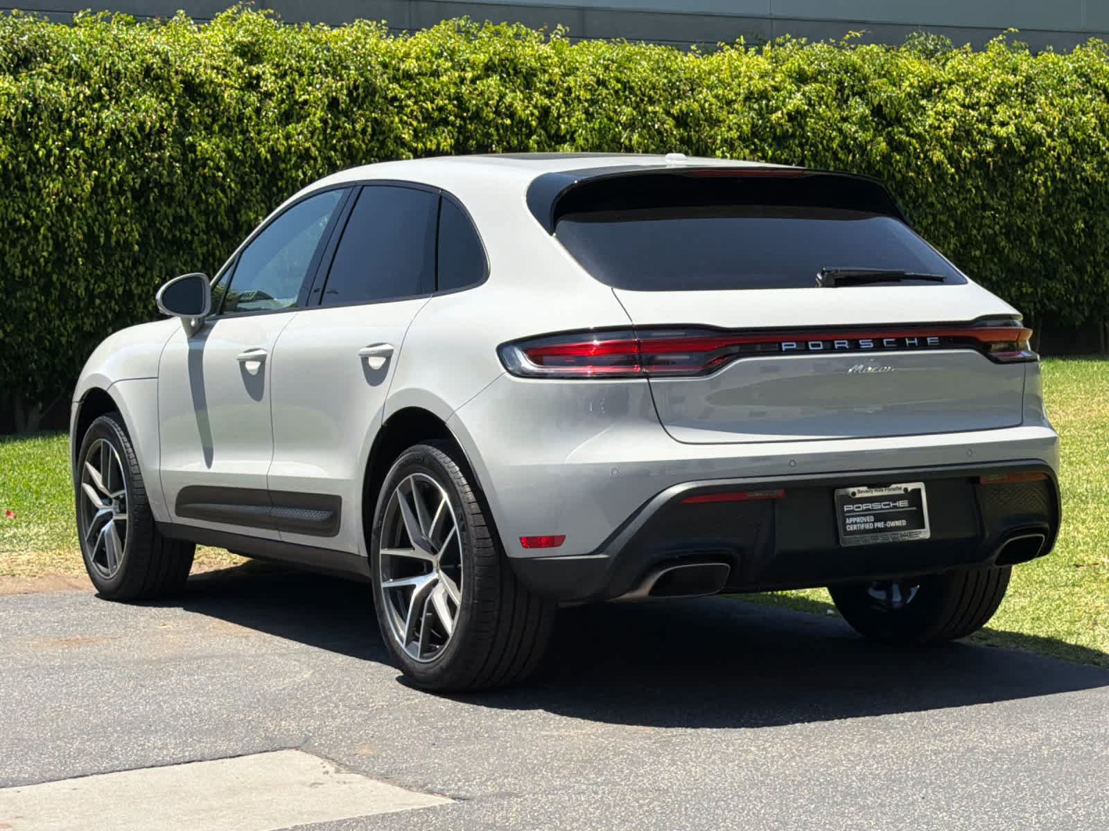 Used 2026 Porsche Macan AWD/4WD image 3