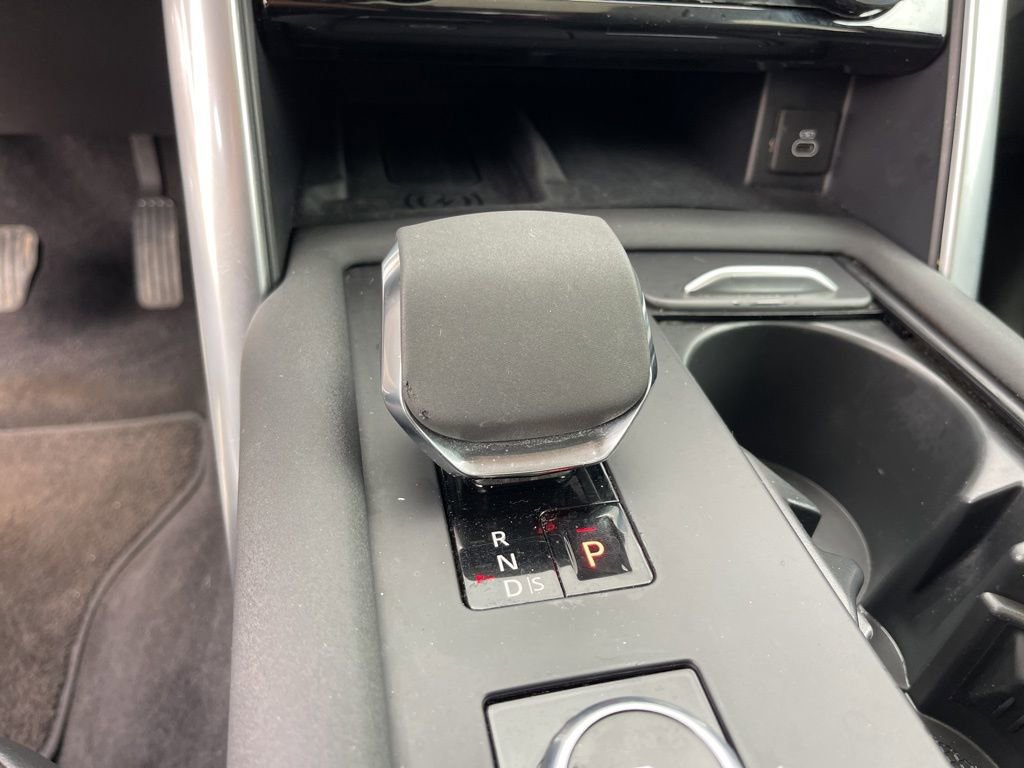 Used 2024 Land Rover Discovery S AWD/4WD image 15