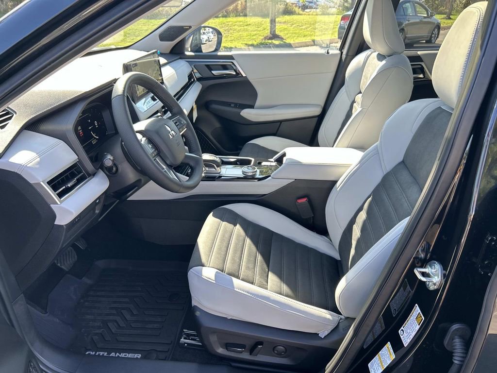New 2025 Mitsubishi Outlander SE image 21