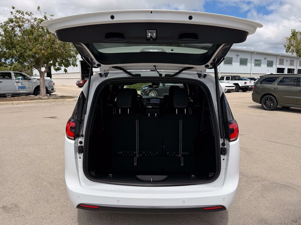 New 2026 Chrysler Pacifica Select FWD image 33