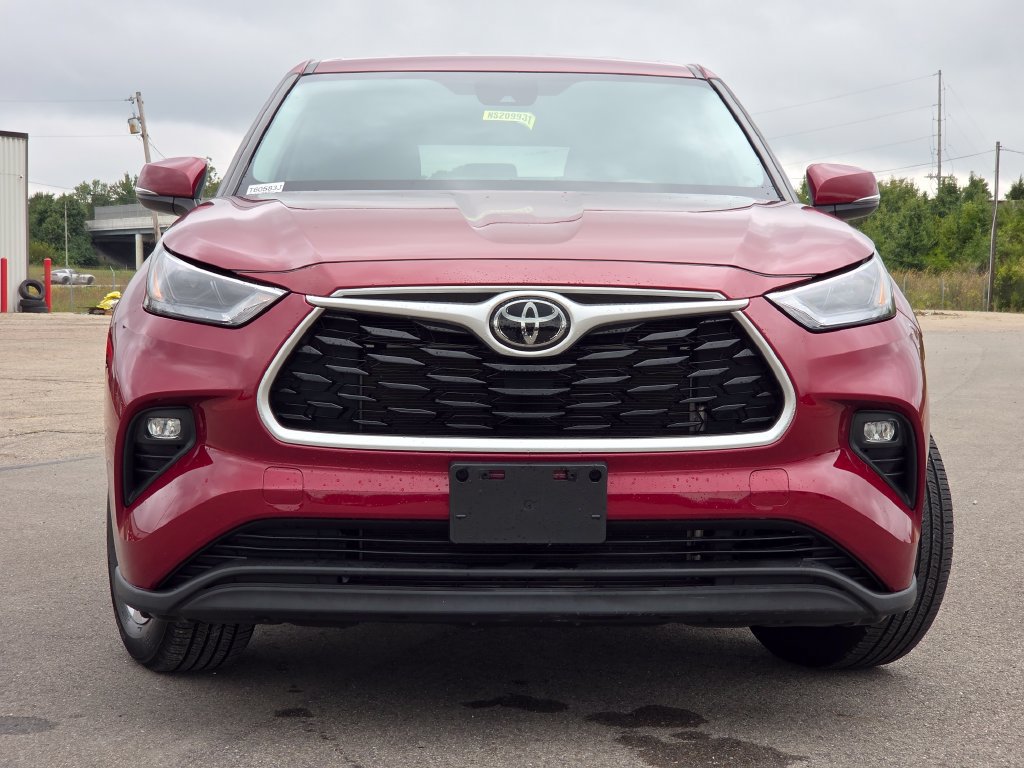 Used 2022 Toyota Highlander LE AWD/4WD image 3