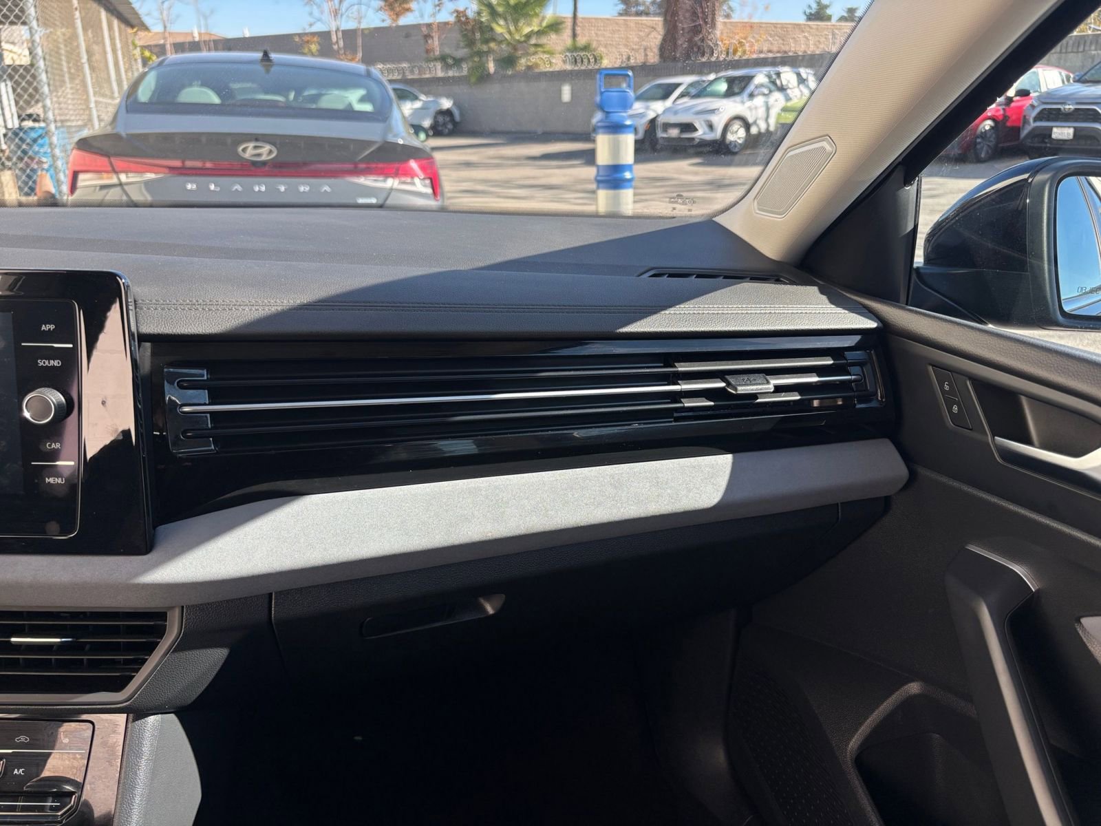 Used 2025 Volkswagen Jetta SE image 35