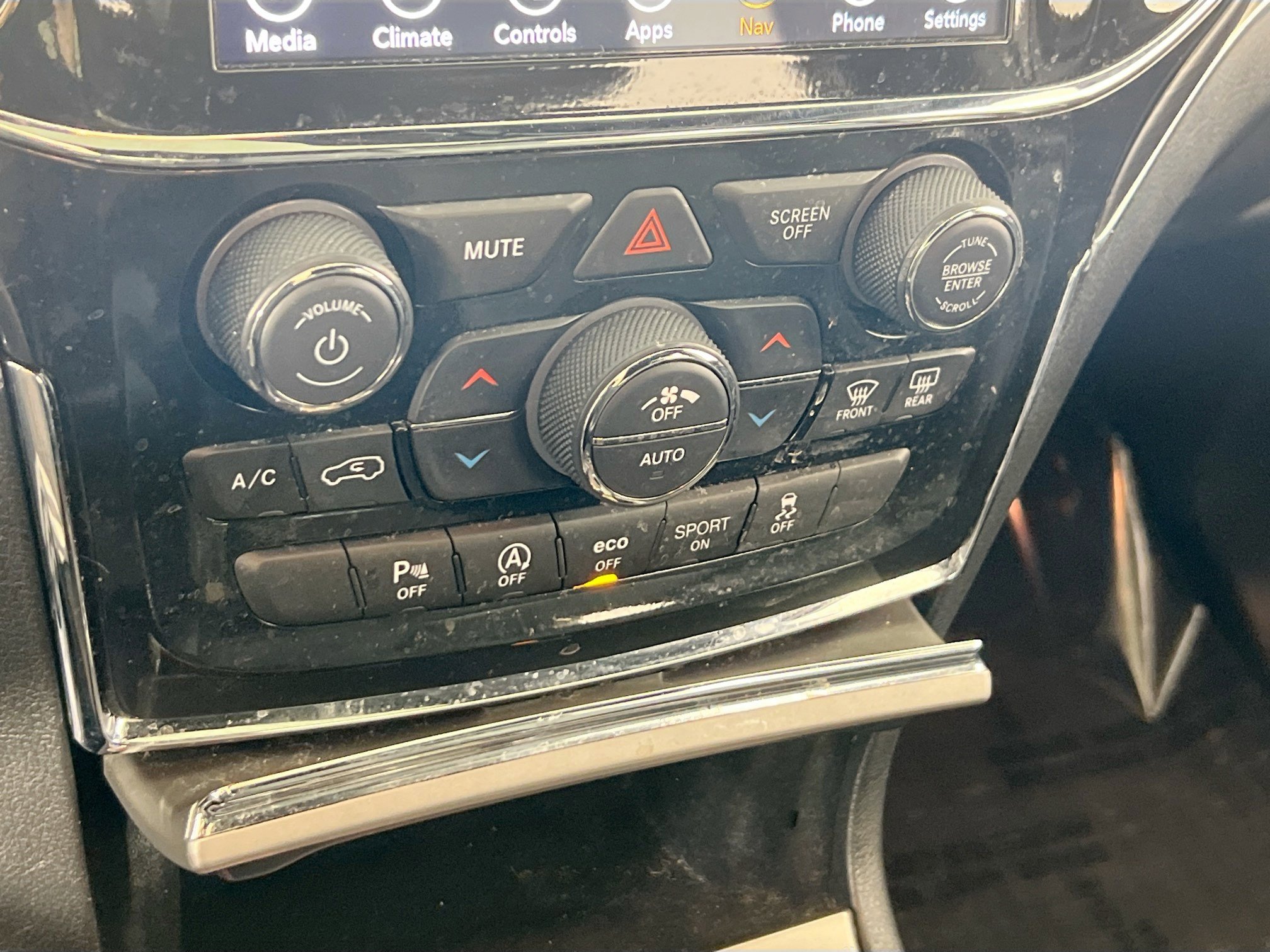 Used 2022 Jeep Grand Cherokee Limited AWD/4WD image 15