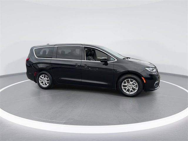 Used 2024 Chrysler Pacifica Touring-L image 9