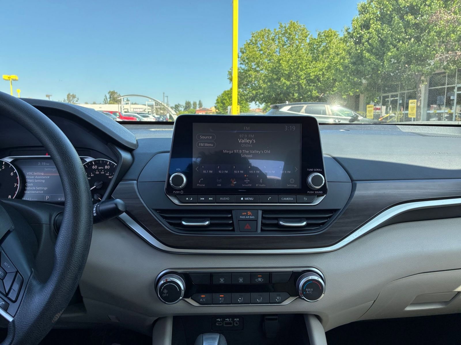 Used 2025 Nissan Altima 2.5 SV FWD image 17