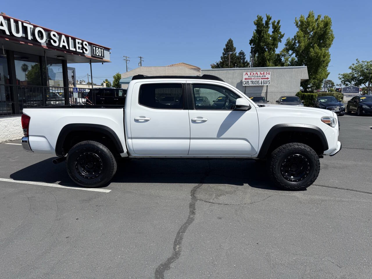 Used 2018 Toyota Tacoma SR5 RWD image 2