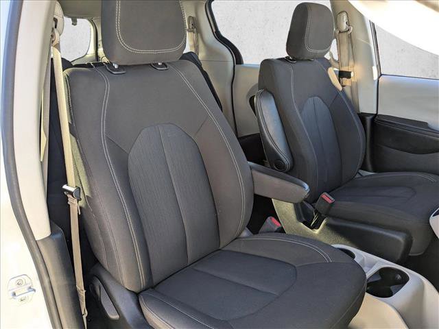 Used 2022 Chrysler Voyager LX image 21