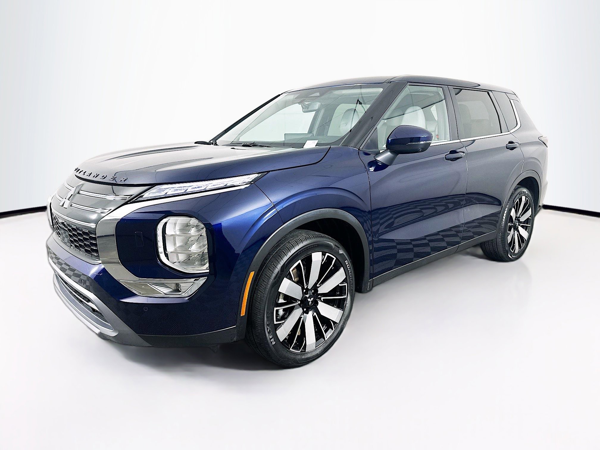 Used 2025 Mitsubishi Outlander SE AWD/4WD image 3