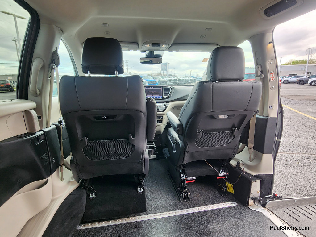 Used 2022 Chrysler Pacifica Touring-L FWD image 29
