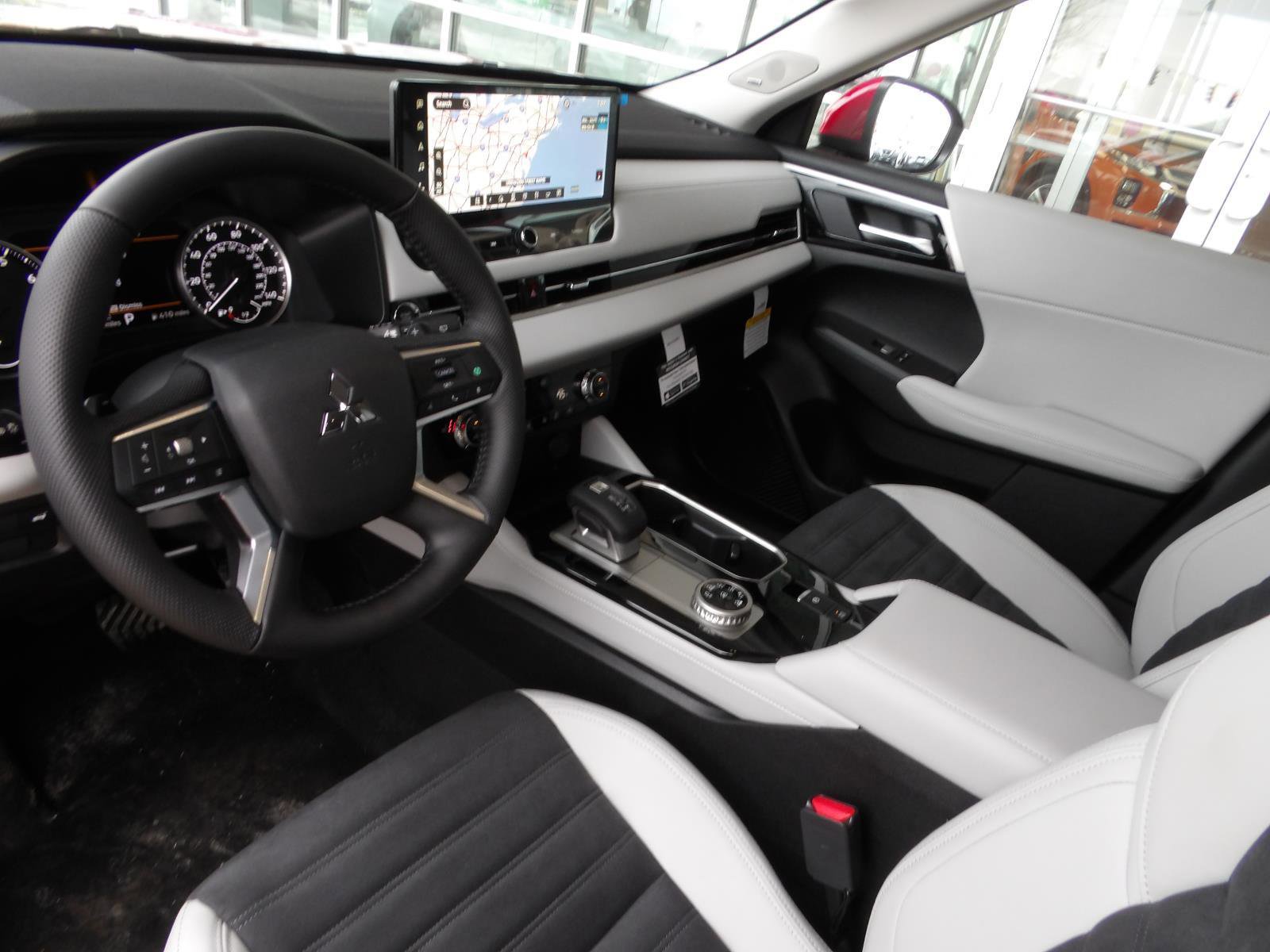 New 2026 Mitsubishi Outlander SE image 13