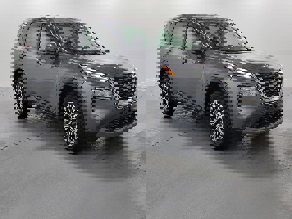 Used 2023 Nissan Rogue SV image 2