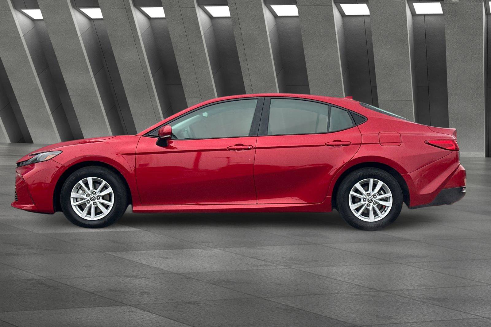 Used 2025 Toyota Camry LE image 7