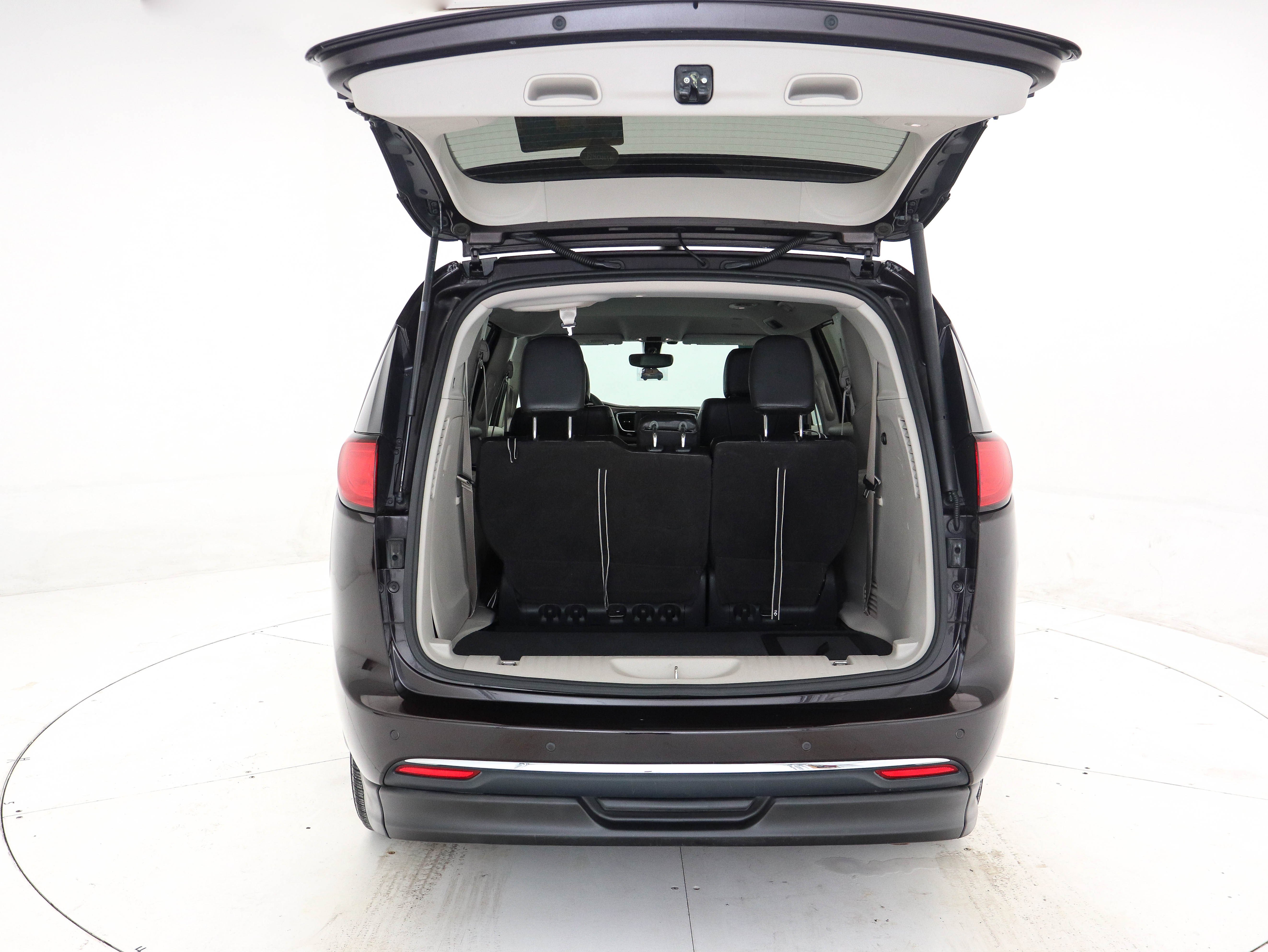 Used 2018 Chrysler Pacifica Touring Plus image 11