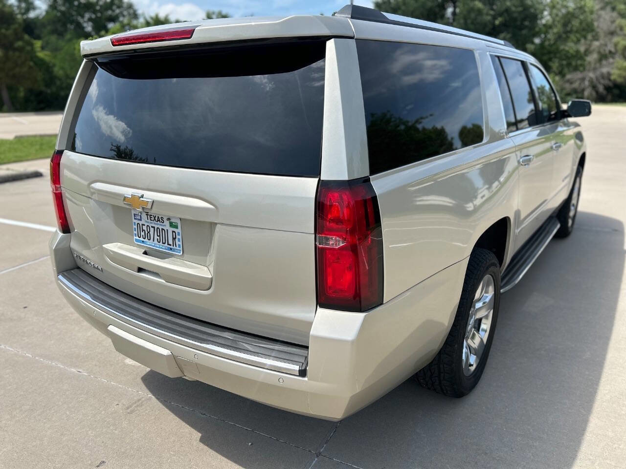 Used 2016 Chevrolet Suburban LTZ RWD image 6