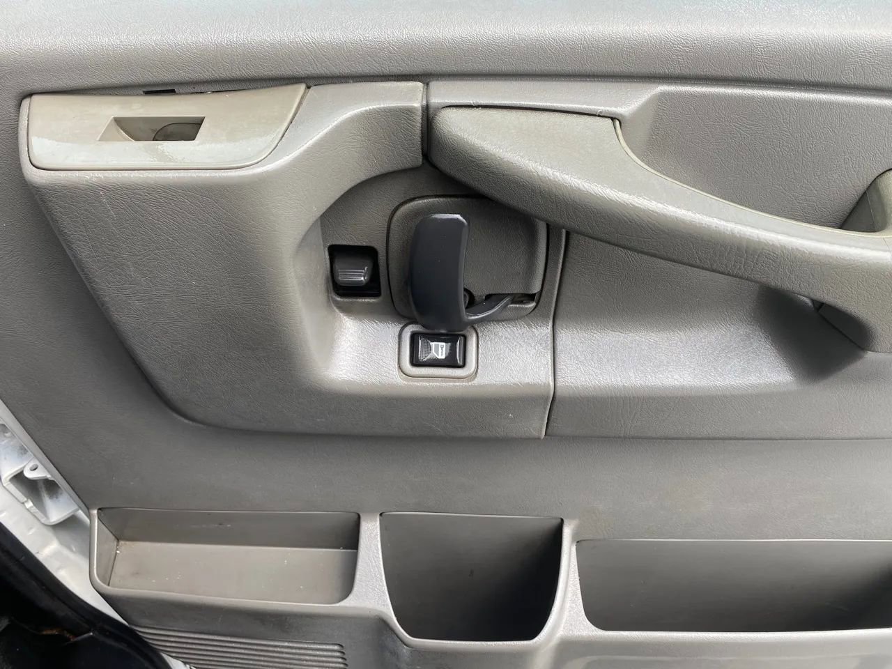 Used 2008 Chevrolet Express 3500 image 19