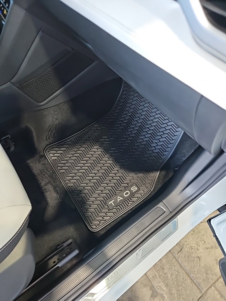 New 2026 Volkswagen Taos SE image 14