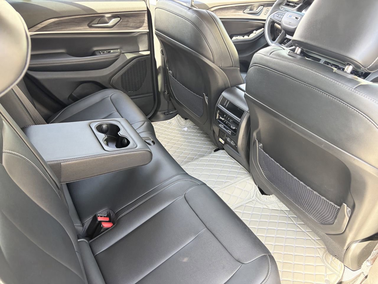 Used 2023 Jeep Grand Cherokee Limited AWD/4WD image 14