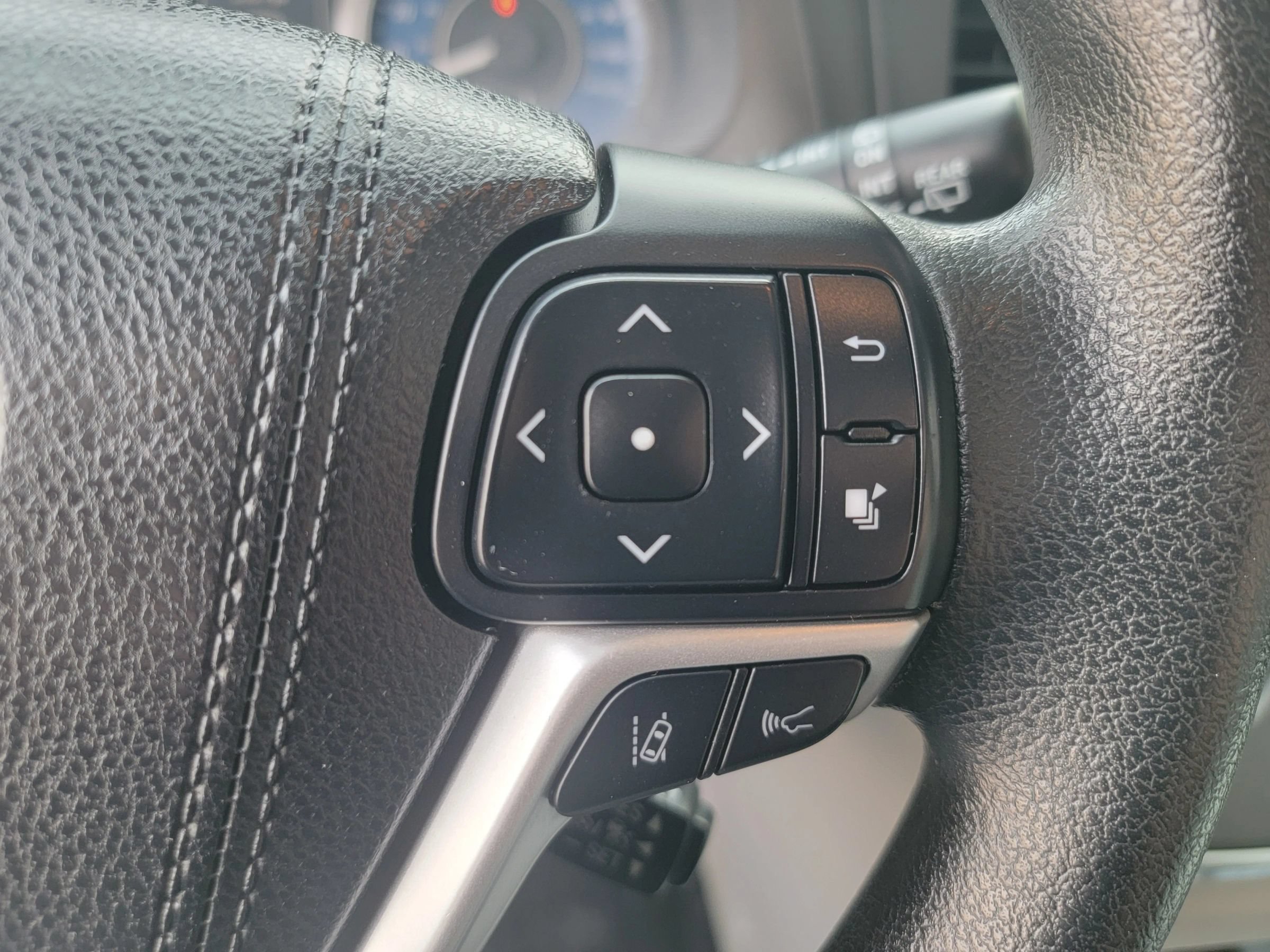 Used 2018 Toyota Sienna LE w/ Carpet Mat Package FWD image 24