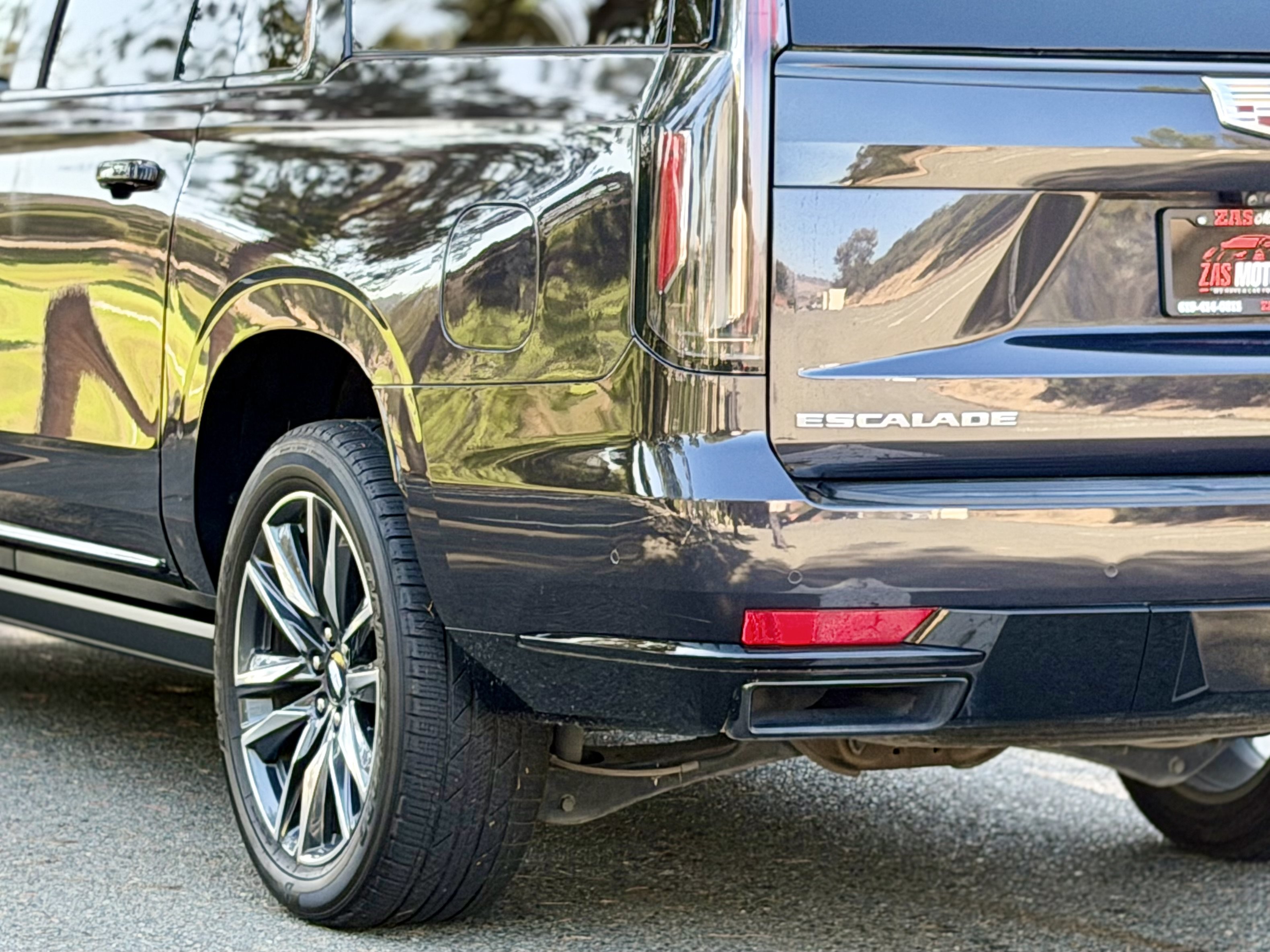 Used 2023 Cadillac Escalade ESV Sport w/ Touring Package AWD/4WD image 9