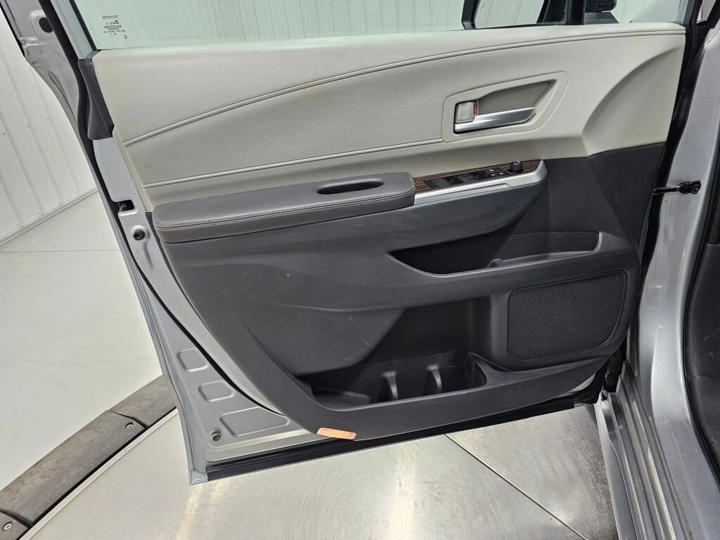 Used 2021 Toyota Sienna XLE w/ XLE Plus Package FWD image 31