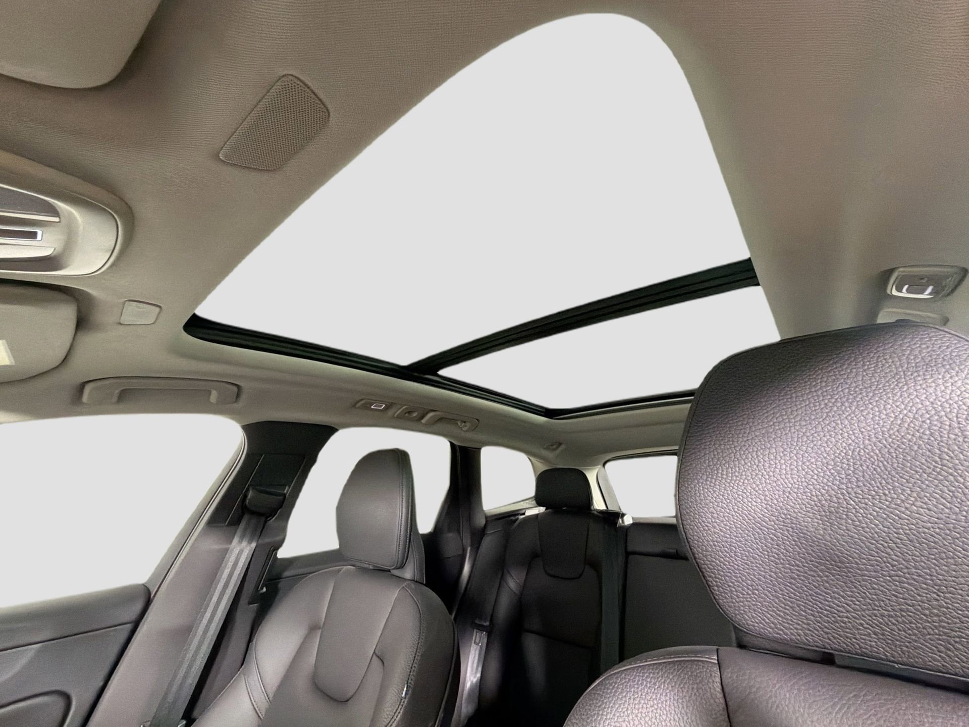 Certified 2023 Volvo XC60 B5 Plus AWD/4WD image 22