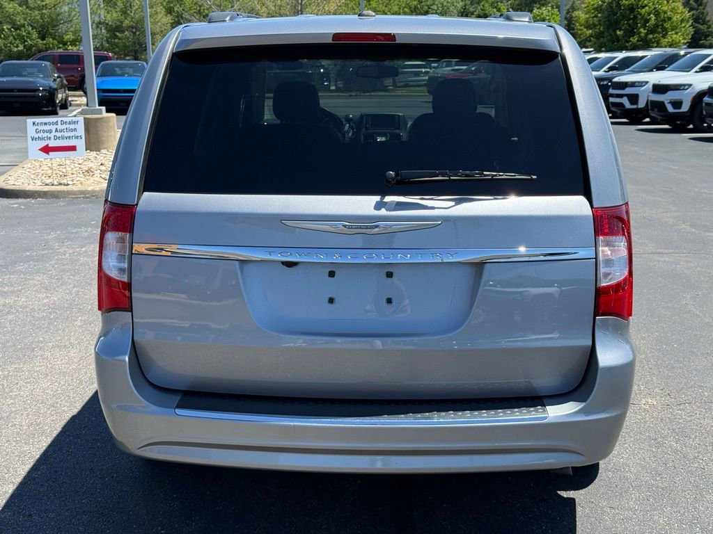 Used 2015 Chrysler Town & Country Touring w/ Driver Convenience Group FWD image 4
