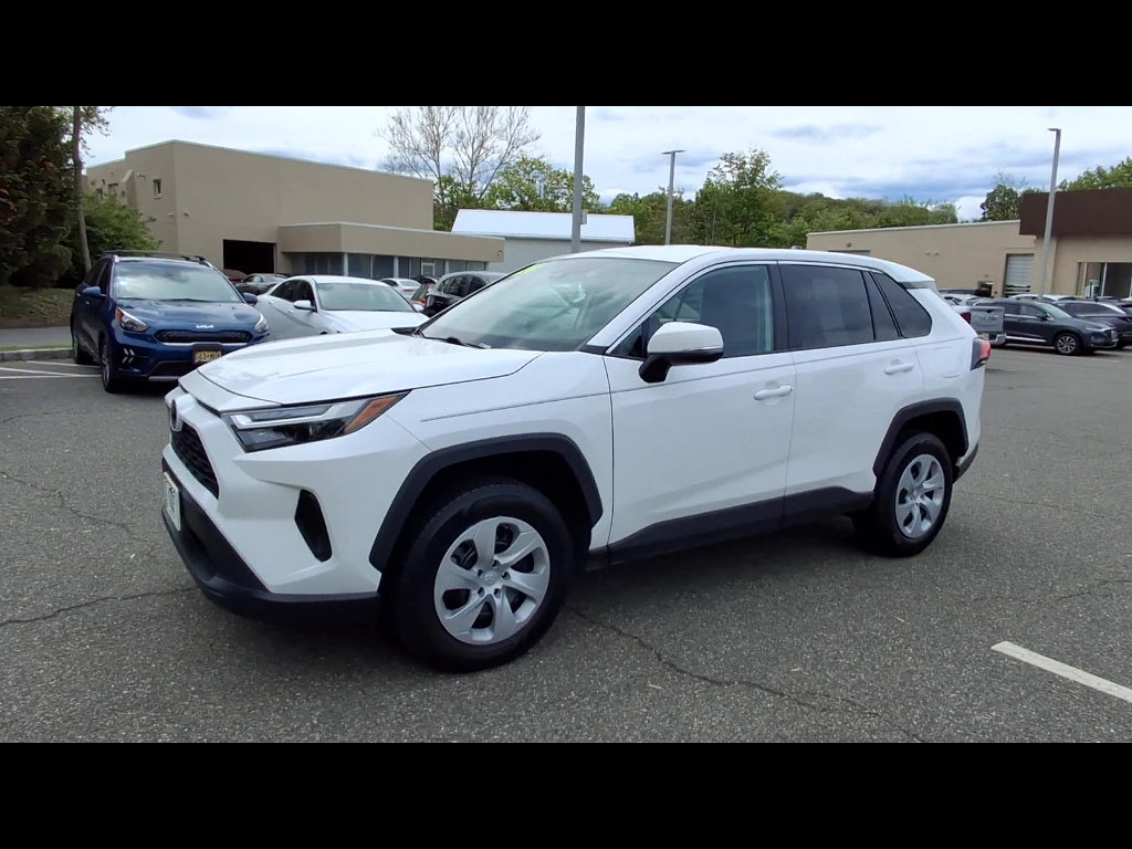 Used 2024 Toyota RAV4 LE AWD/4WD image 4