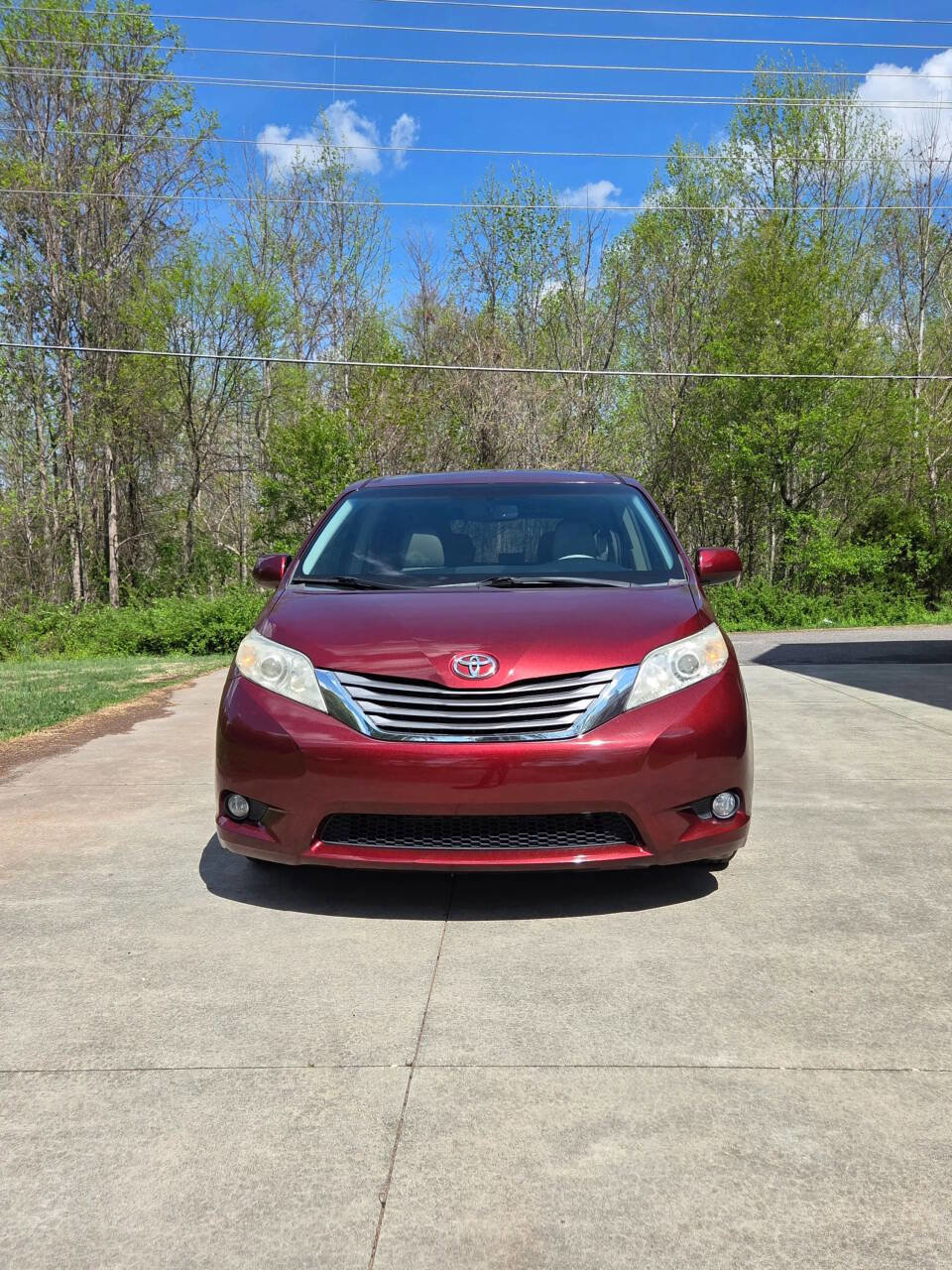 Used 2013 Toyota Sienna XLE image 2