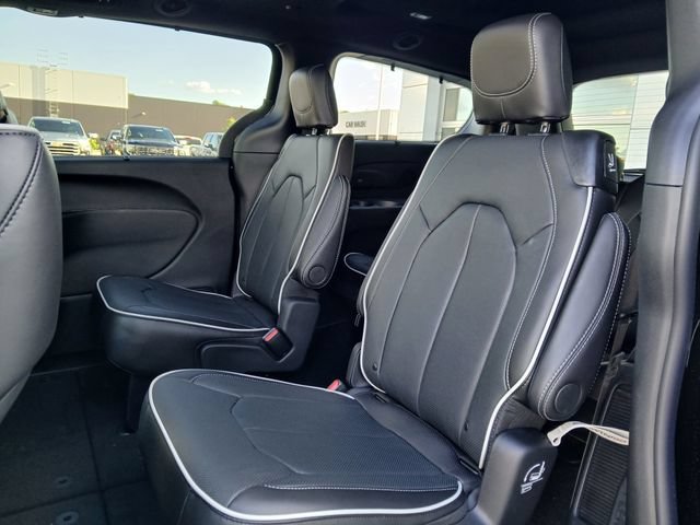 New 2027 Chrysler Pacifica Limited w/ Family Tech Group AWD/4WD image 14