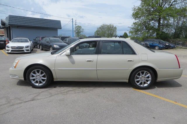 Used 2010 Cadillac DTS Luxury FWD image 2