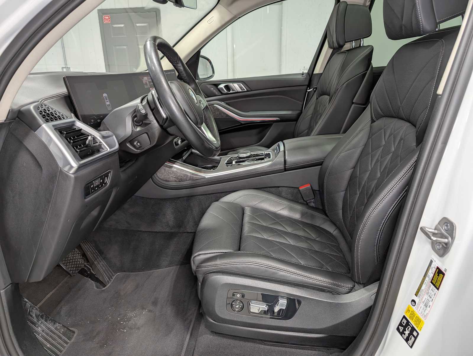 Used 2023 BMW X7 xDrive40i w/ Climate Comfort Package image 4